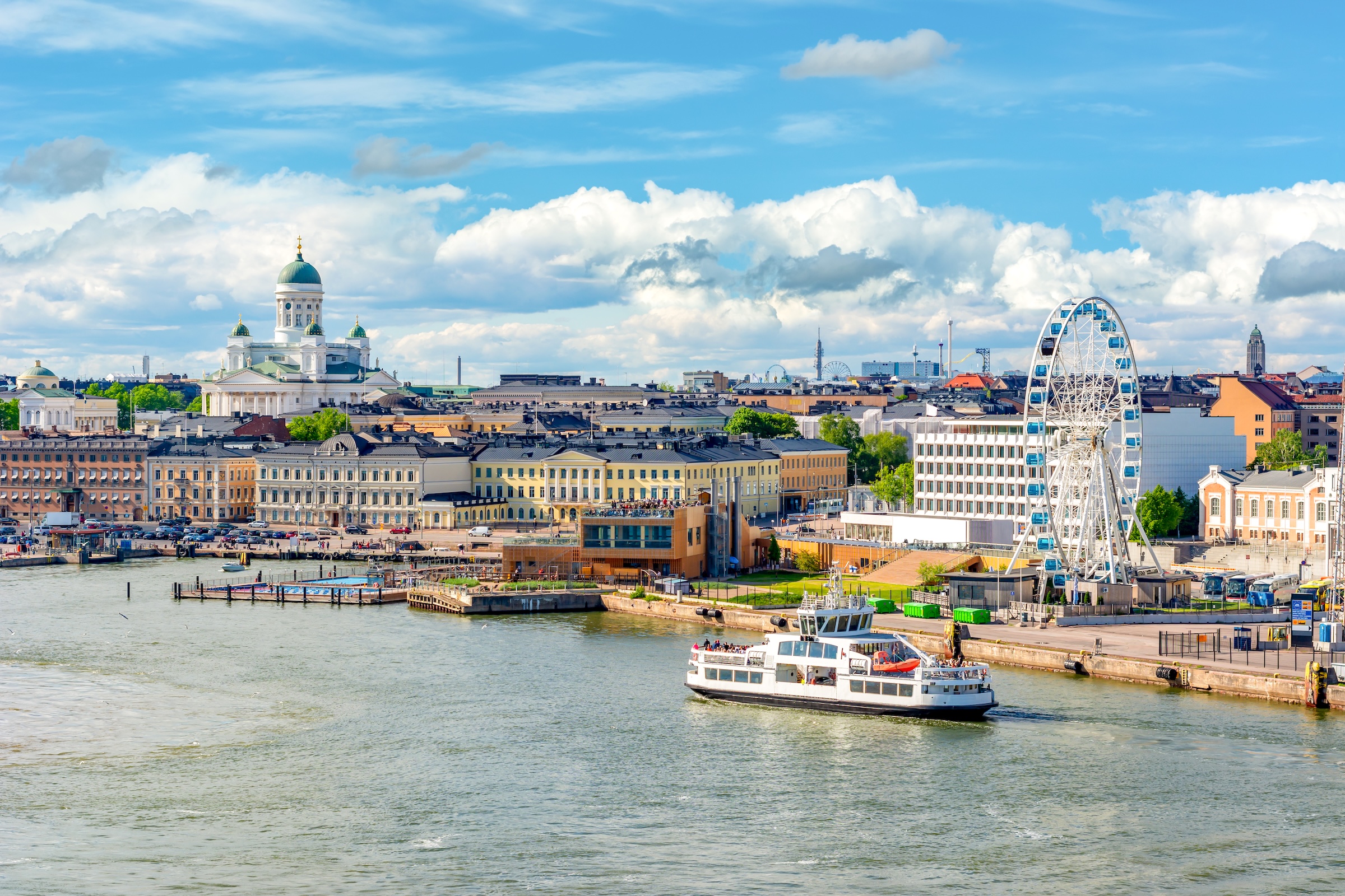 Hafenpanorama von Helsinki mit Dom und Riesenrad
