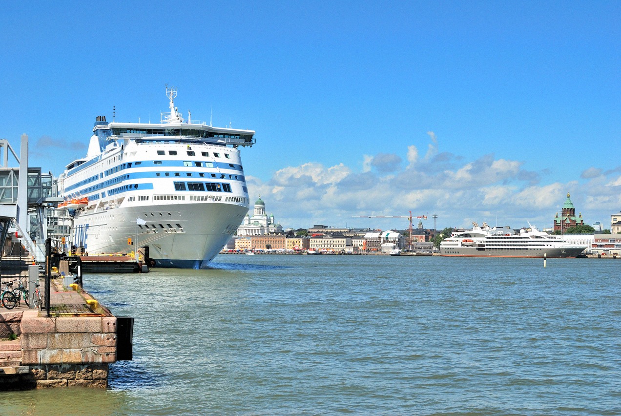 Kreuzfahrtschiff am Südhafen von Helsinki vor der Stadtsilhouette