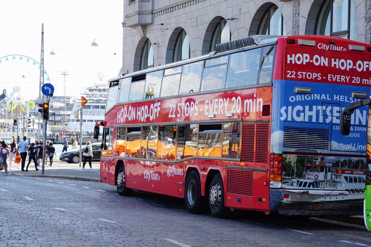 Roter Hop-on-Hop-off-Bus der Stadtrundfahrt am Hafen von Helsinki